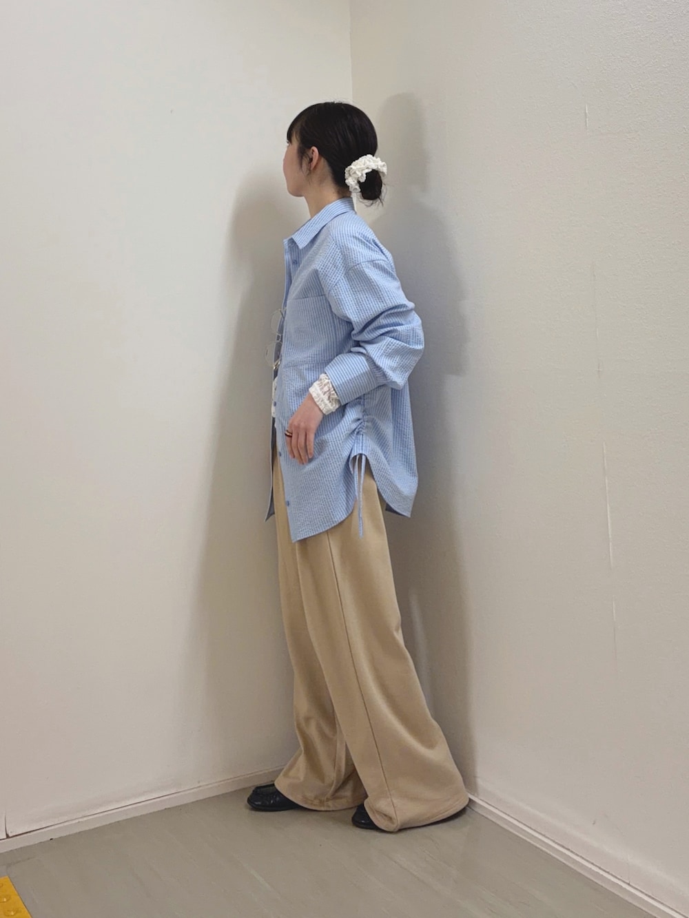 ベージュ系のその他パンツ、ホワイト系のTシャツ/カットソー、ブルー系のシャツ/ブラウスを着用したレディースの春コーディネートの4枚目の写真