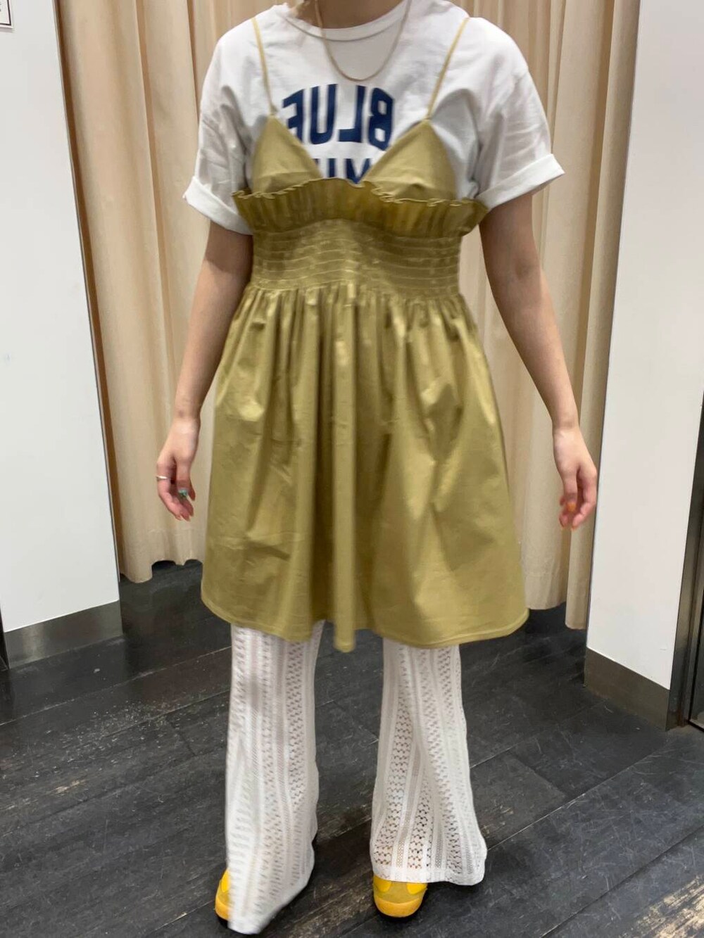 ベージュ系のワンピース、ホワイト系のその他パンツを着用したレディースの夏コーディネートの2枚目の写真