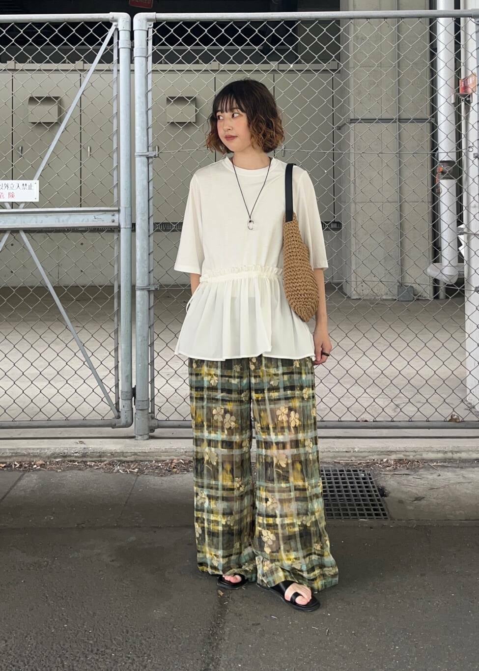 「大人カジュアル、ワイドパンツ、Tシャツ、KBF、夏コーデ、シアーパンツ、ジャガードパンツ、骨格ウェーブ、汗ジミ防止、私のイチ推しブランド、ペプラムデザイン、夏の涼し気パンツコーデ」｜「RODE SKOのプチワンハンドルペーパートートバッグ（トートバッグ、イエロー系）」を使った、河野楓佳さん（レディース・157cm）の夏コーディネートの2枚目の写真