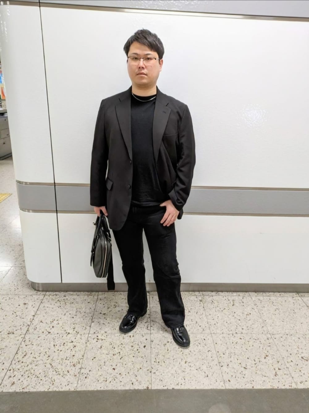 「黒コーデ、ジャケットスタイル、ジャケット、チャッカブーツ、黒デニム、リーバイス、オテルパラス、HOTEL PALACE、ブーツカットパンツ、ブーツカットデニム」｜「NANO universeの｢HOTEL PALACE(オテル パラス)｣リラックス シルエット2Bテーラードジャケット（テーラードジャケット、ブラック系）」を使った、りーたろさん（メンズ・175cm）の春コーディネートの3枚目の写真