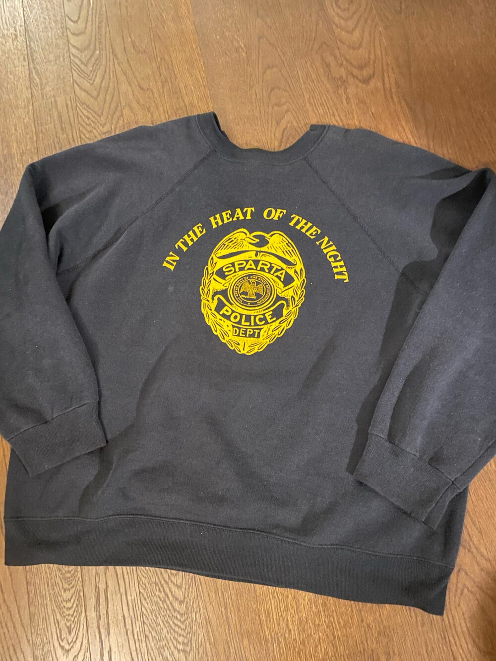 ブラック系のスウェット、グレー系のスウェットパンツを着用したメンズの春コーディネートの2枚目の写真