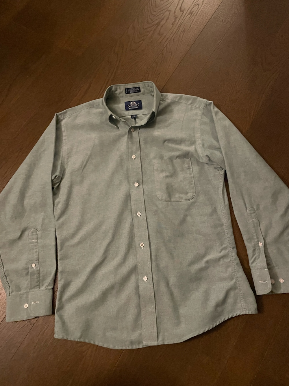 グリーン系のシャツ/ブラウス、ホワイト系のTシャツ/カットソー、ブルー系のデニムパンツを着用したメンズの夏コーディネートの3枚目の写真