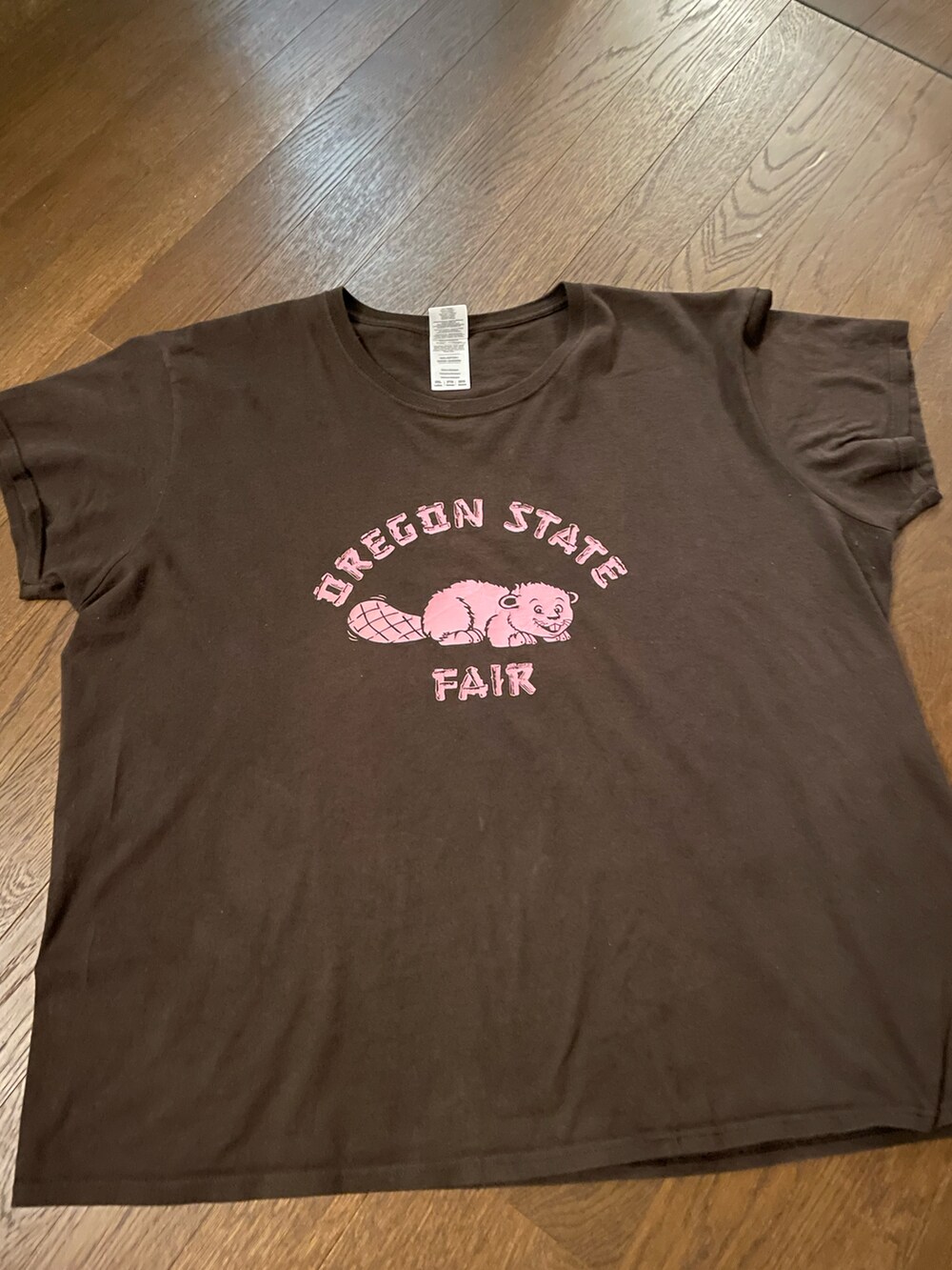 ブラック系のTシャツ/カットソー、ホワイト系のTシャツ/カットソー、ブラック系のスウェットパンツを着用したメンズの夏コーディネートの2枚目の写真