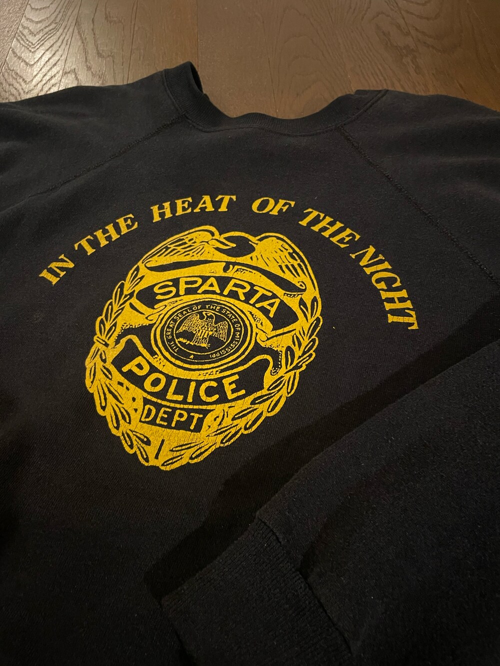 ブラック系のスウェット、グレー系のスウェットパンツを着用したメンズの春コーディネートの3枚目の写真