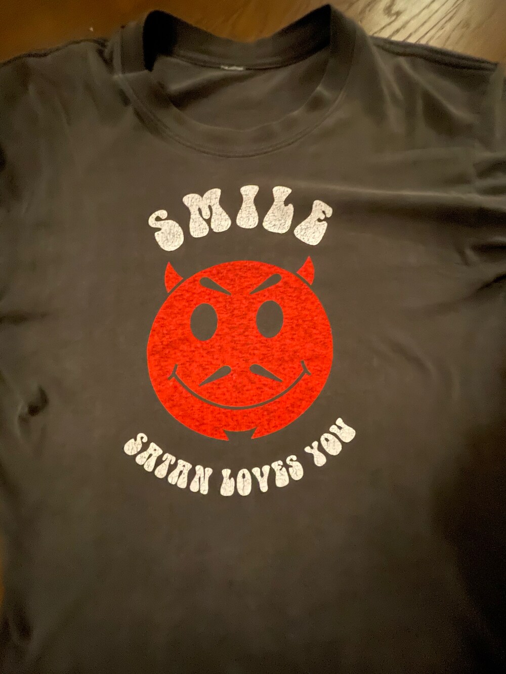 ブラック系のTシャツ/カットソー、グレー系のスウェットパンツ、その他のバックパック/リュックを着用したメンズの春コーディネートの4枚目の写真