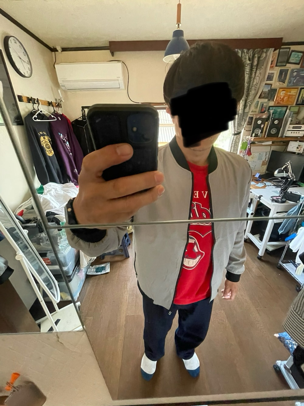 レッド系のスウェット、ブルー系のデニムパンツを着用したメンズの春コーディネートの2枚目の写真