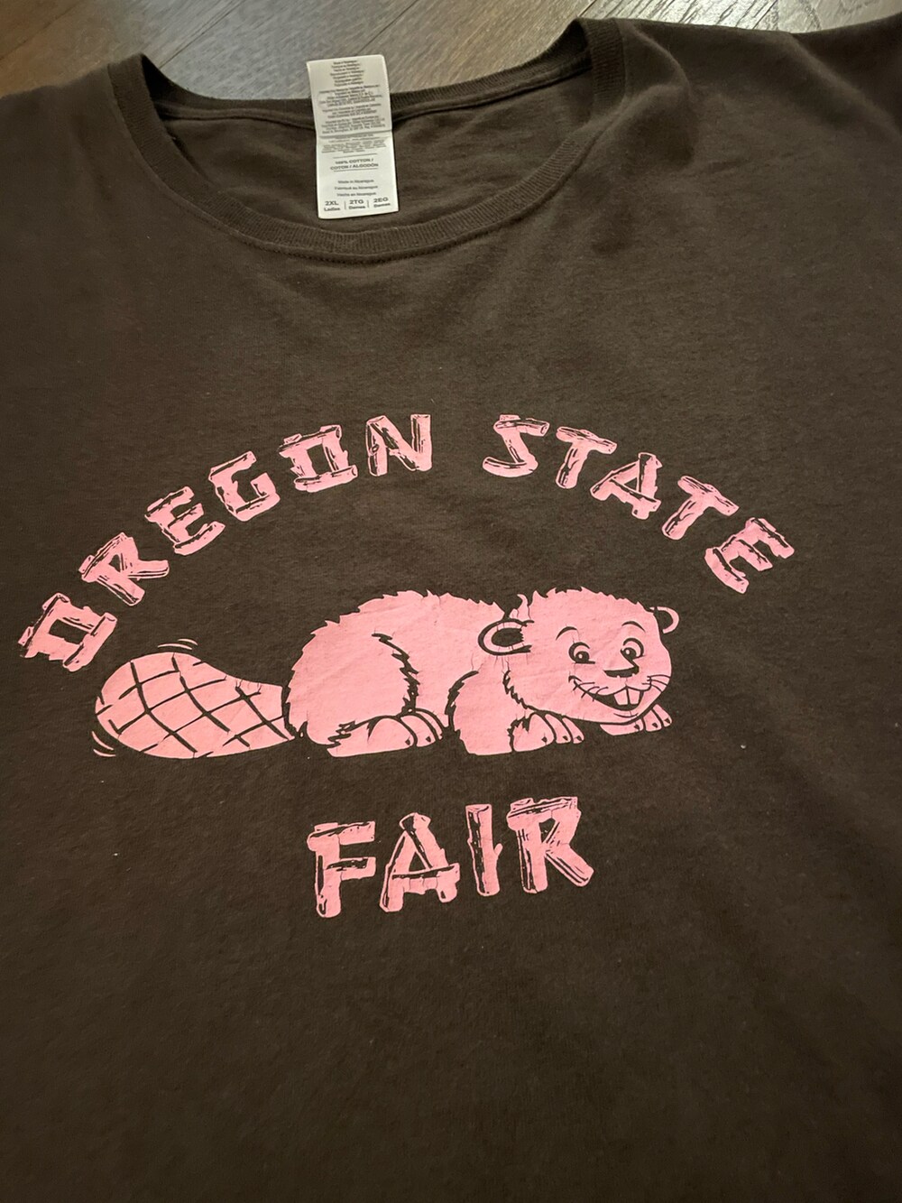 ブラック系のTシャツ/カットソー、ホワイト系のTシャツ/カットソー、ブラック系のスウェットパンツを着用したメンズの夏コーディネートの3枚目の写真