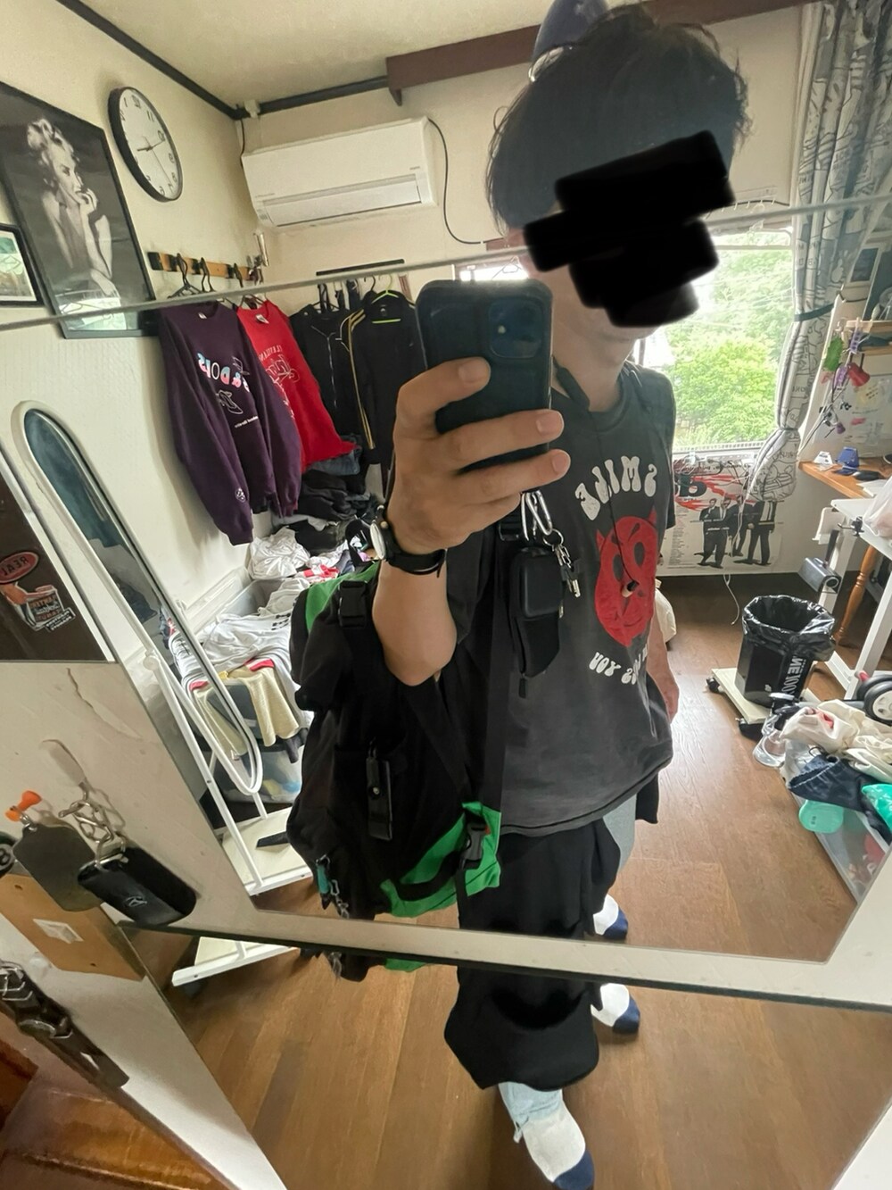 ブラック系のTシャツ/カットソー、グレー系のスウェットパンツ、その他のバックパック/リュックを着用したメンズの春コーディネートの2枚目の写真