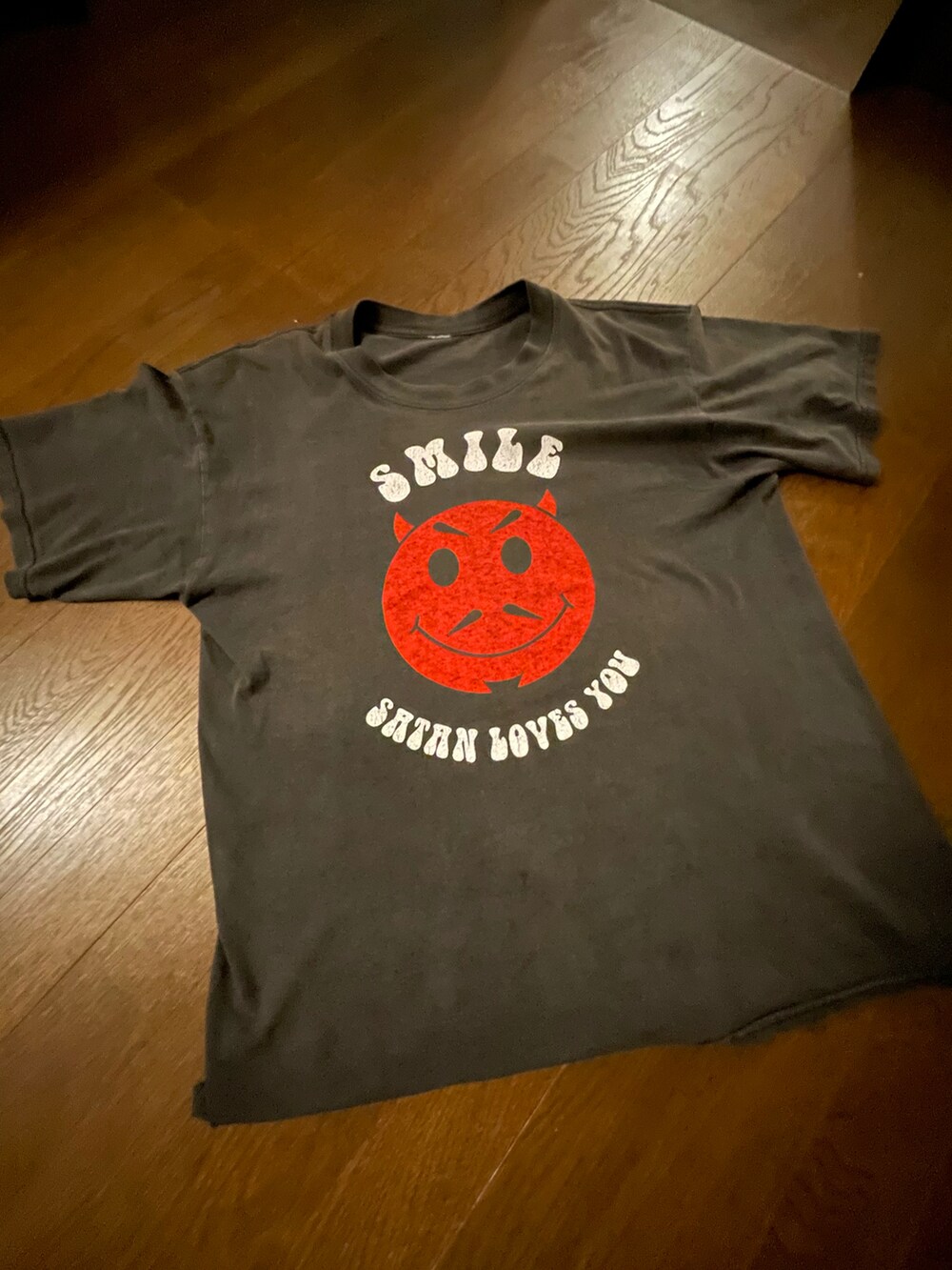 ブラック系のTシャツ/カットソー、グレー系のスウェットパンツ、その他のバックパック/リュックを着用したメンズの春コーディネートの3枚目の写真