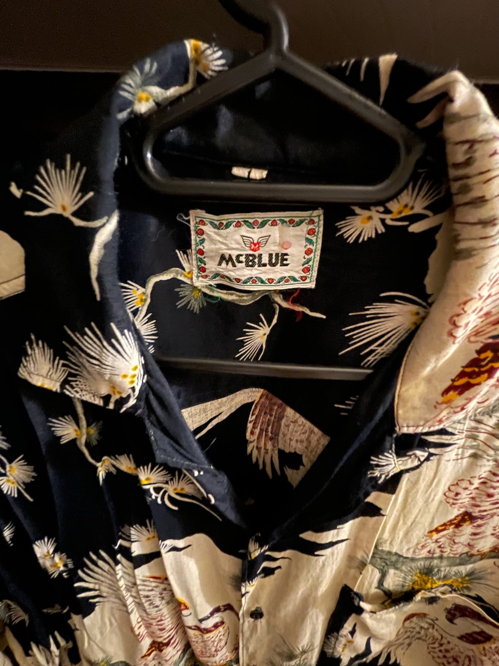 ホワイト系のTシャツ/カットソー、ブラック系のシャツ/ブラウス、グリーン系のパンツを着用したメンズの秋コーディネートの3枚目の写真