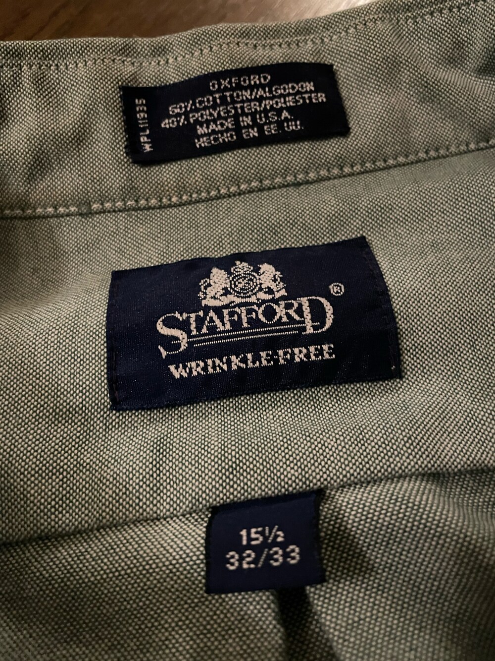 グリーン系のシャツ/ブラウス、ホワイト系のTシャツ/カットソー、ブルー系のデニムパンツを着用したメンズの夏コーディネートの4枚目の写真