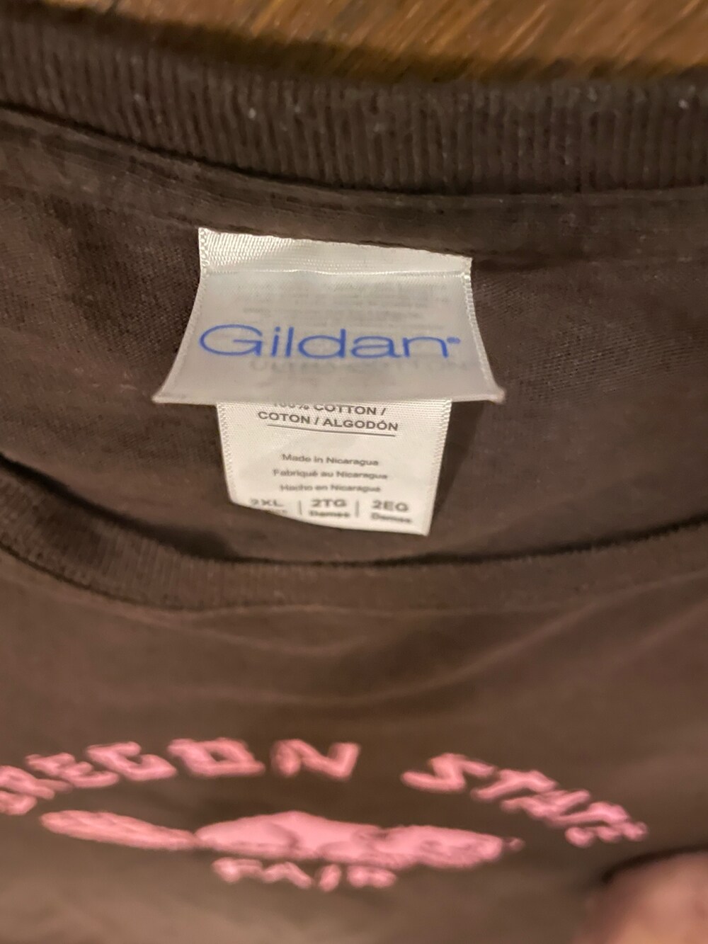 ブラック系のTシャツ/カットソー、ホワイト系のTシャツ/カットソー、ブラック系のスウェットパンツを着用したメンズの夏コーディネートの4枚目の写真