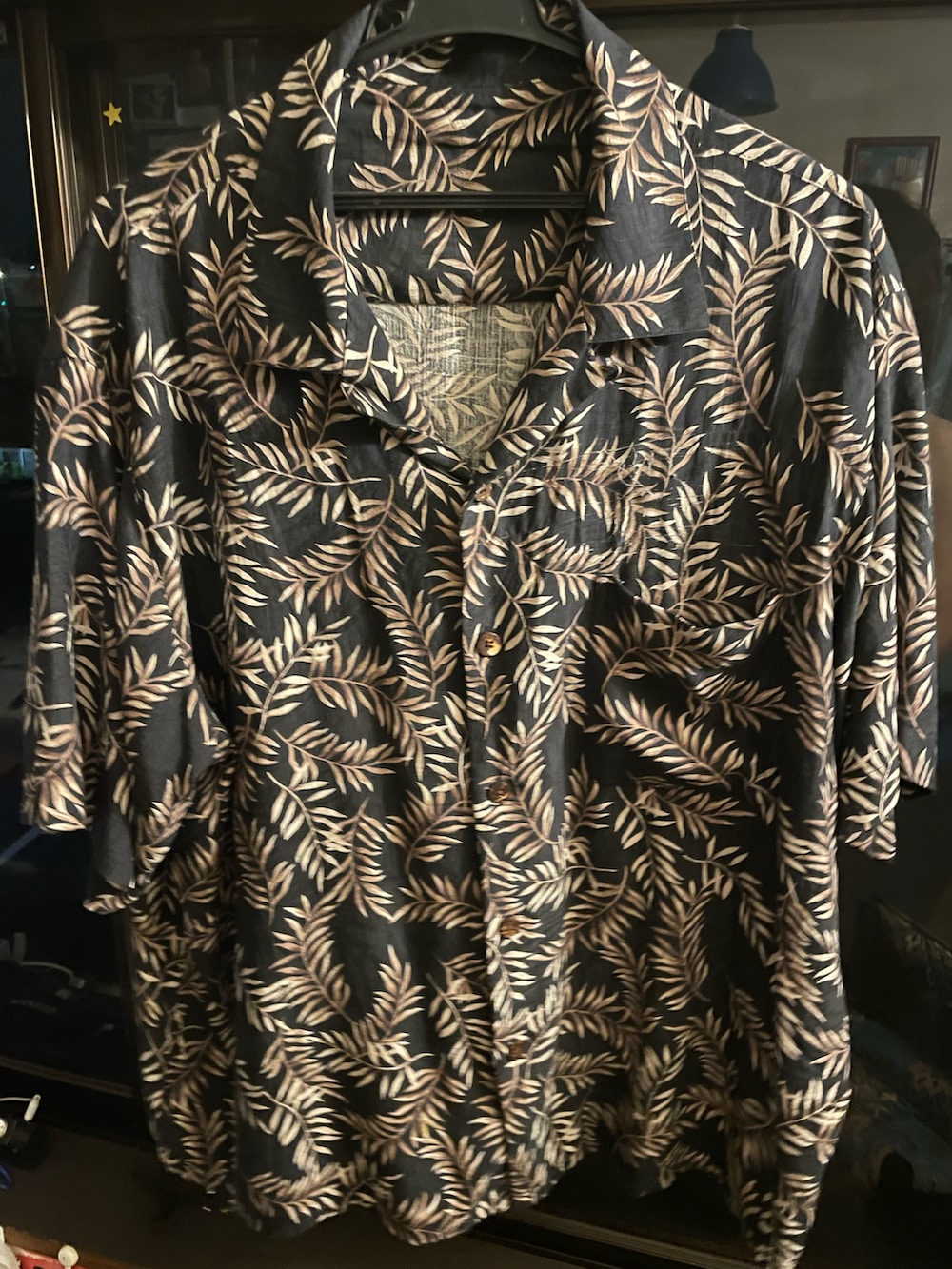 ブラック系のシャツ/ブラウス、ホワイト系のTシャツ/カットソー、ブラック系のデニムパンツを着用したメンズの夏コーディネートの2枚目の写真