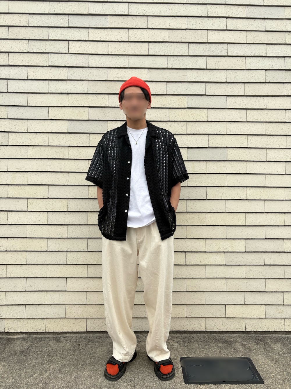 「柄シャツ、サンダル、白Tシャツ、夏コーデ、大人カジュアルコーデ、オトナカジュアル、白パンツ、オープンカラーシャツ、差し色、レースシャツ、夏、ジャーナルスタンダード」｜「Dr. MartensのDr.Martens ドクターマーチン / Forster レザーストラップサンダル / 31560001（サンダル、ブラック系）」を使った、tanaさん（骨格ナチュラル・メンズ・172cm）の夏コーディネートの2枚目の写真