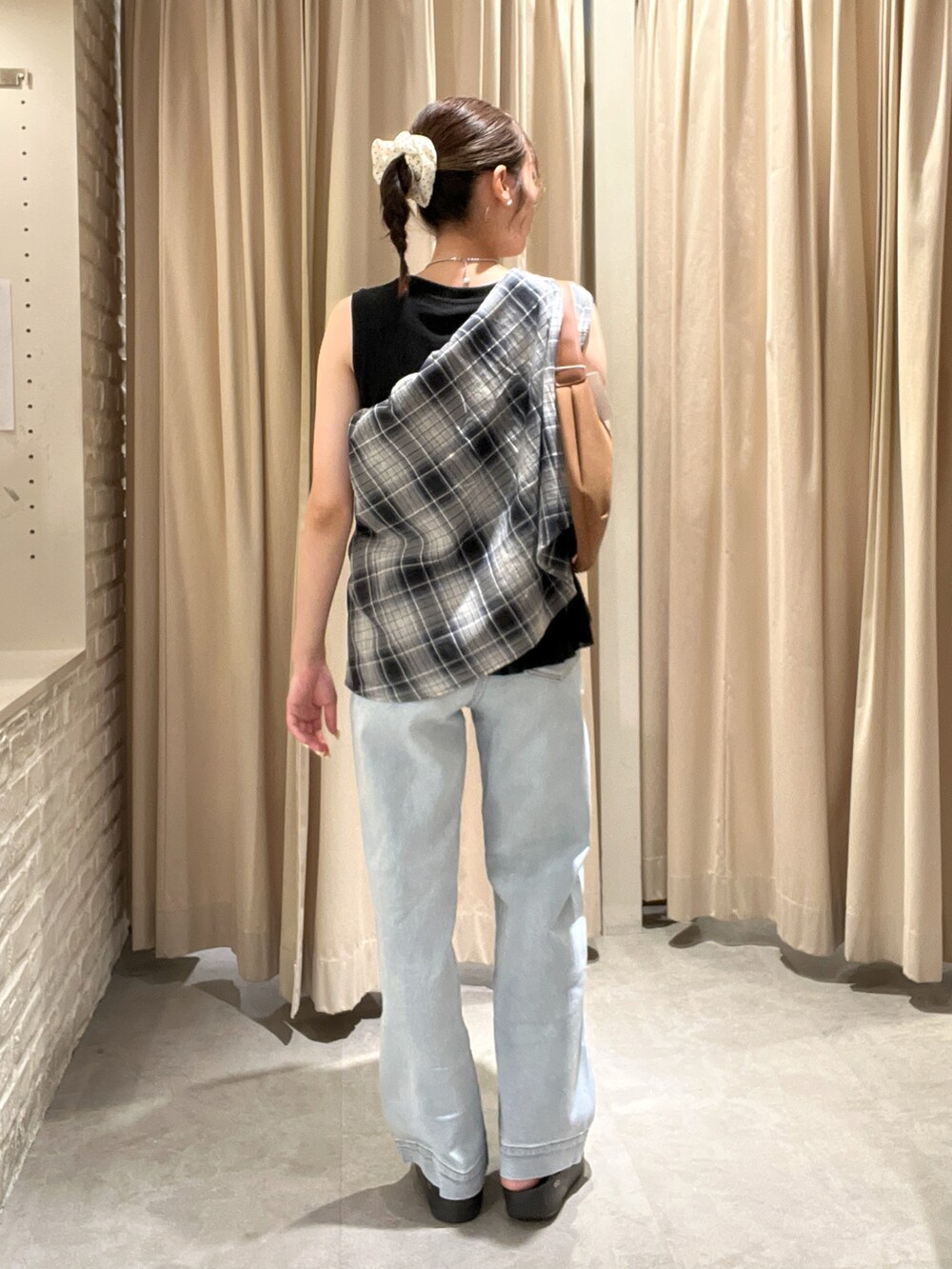 ブラック系のTシャツ/カットソー、ブラック系のシャツ/ブラウス、ブルー系のデニムパンツを着用したレディースの夏コーディネートの4枚目の写真