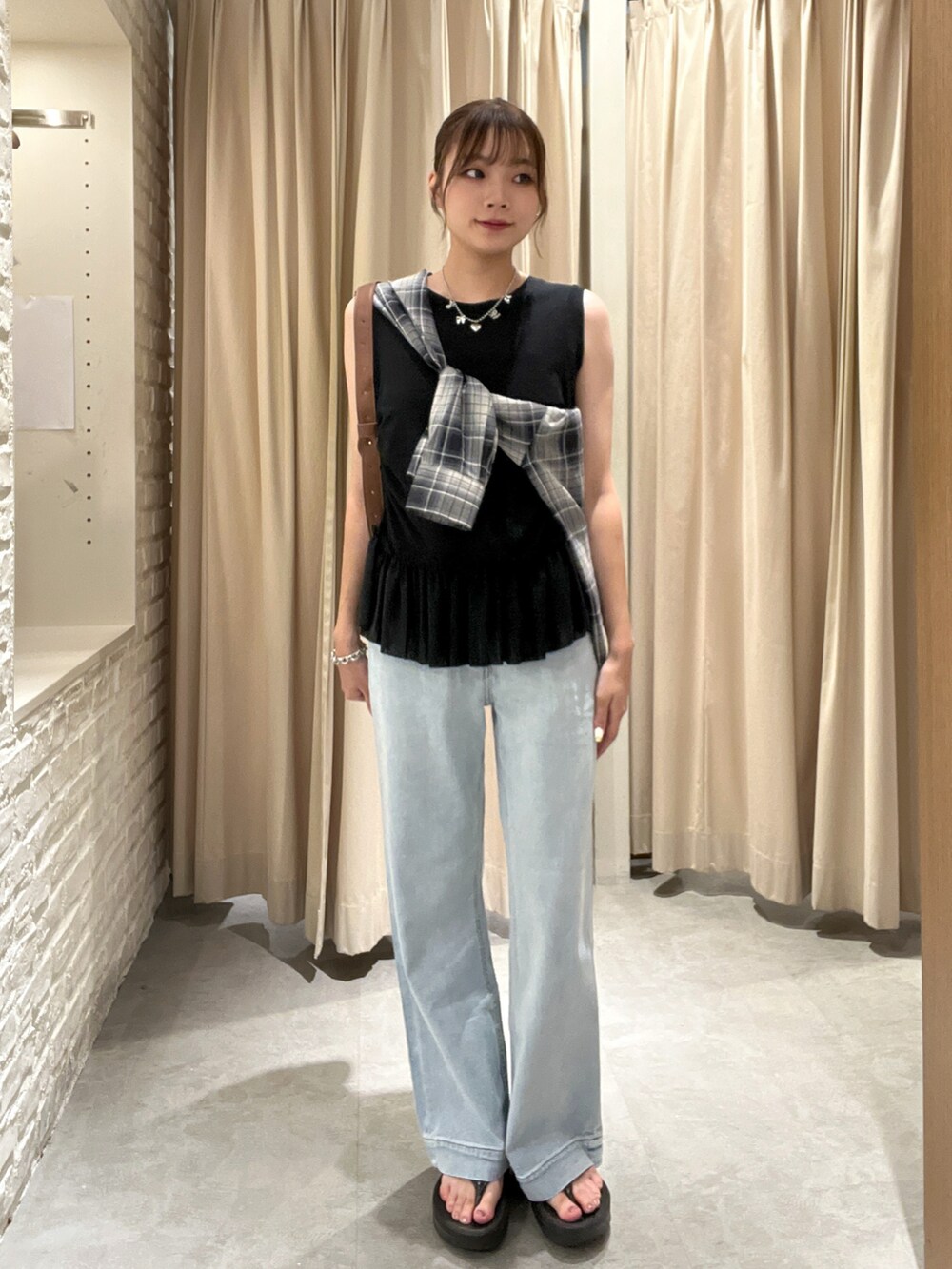 ブラック系のTシャツ/カットソー、ブラック系のシャツ/ブラウス、ブルー系のデニムパンツを着用したレディースの夏コーディネートの2枚目の写真