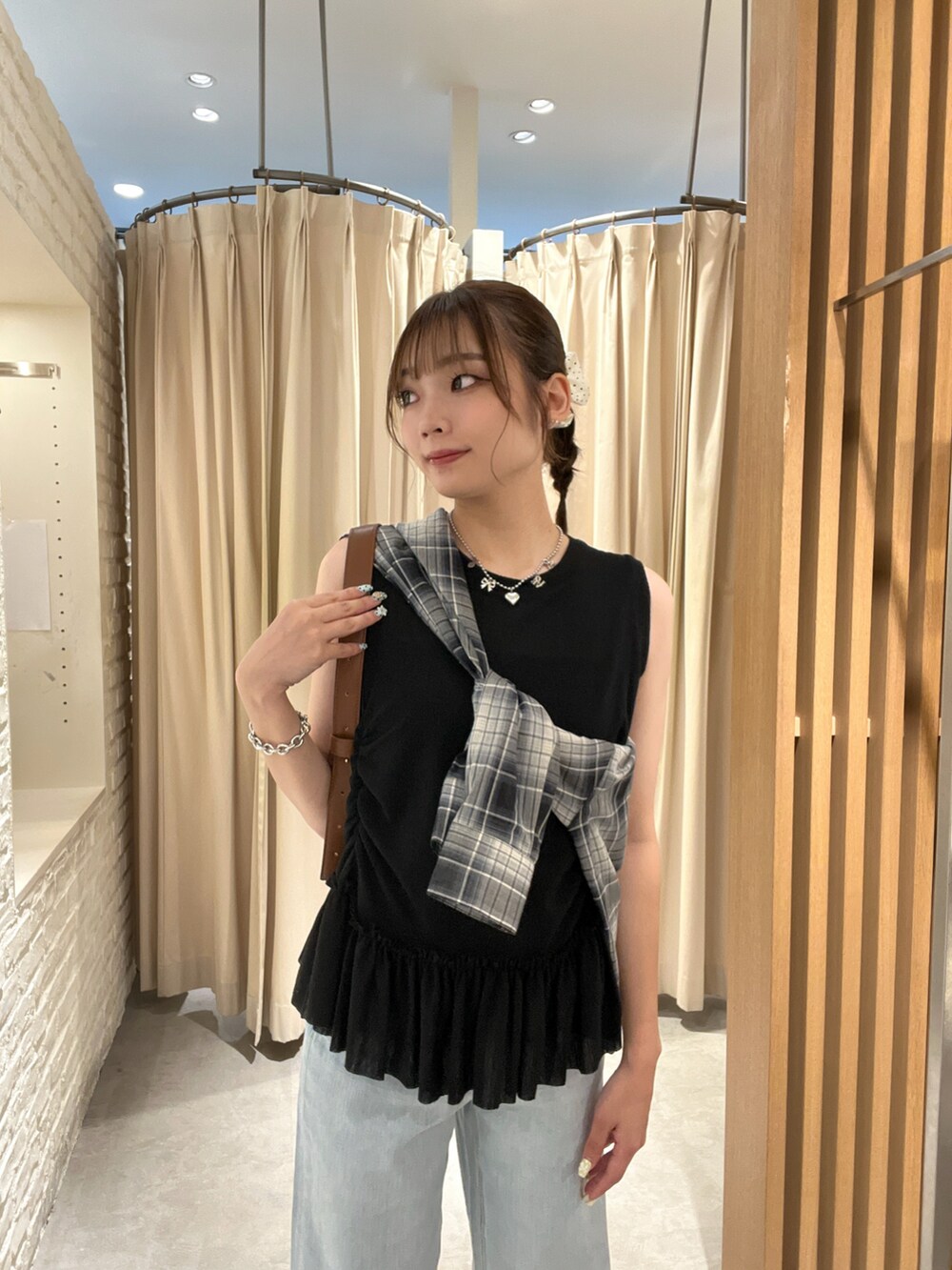 ブラック系のTシャツ/カットソー、ブラック系のシャツ/ブラウス、ブルー系のデニムパンツを着用したレディースの夏コーディネートの5枚目の写真