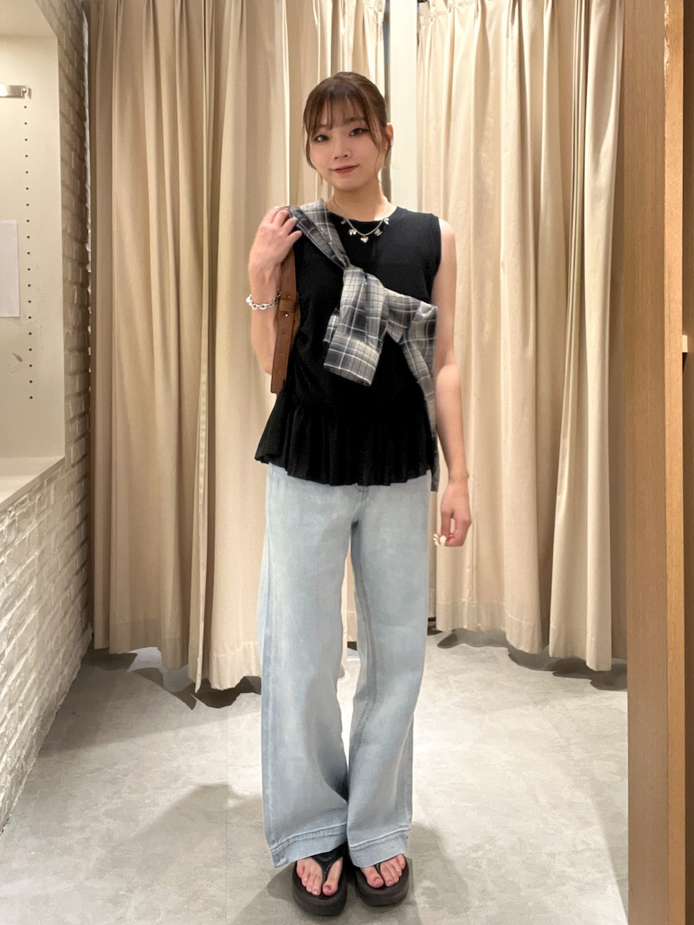 ブラック系のTシャツ/カットソー、ブラック系のシャツ/ブラウス、ブルー系のデニムパンツを着用したレディースの夏コーディネートの3枚目の写真