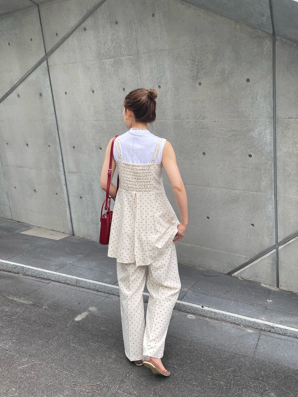 「ショルダーバッグ、ミニバッグ、赤、サンダル、休日スタイル、お出かけコーデ、ラクチンコーデ、夏服、夏、大人コーデ、大人可愛い、サロペット、ドット、きれいめカジュアル、SHENERY」｜「SHENERYの《リラックスムード》ダブルストラップドットサロペット（サロペット/オーバーオール、ホワイト系）」を使った、idate_159cmさん（骨格ナチュラル・レディース・159cm）の春コーディネートの2枚目の写真