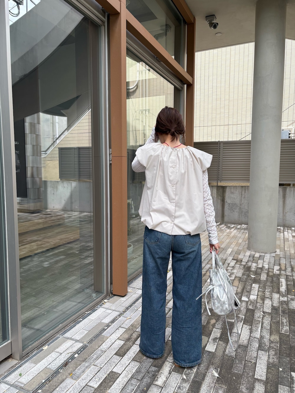 ホワイト系のTシャツ/カットソー、ホワイト系のシャツ/ブラウス、シルバー系のトートバッグを着用したレディースの春コーディネートの2枚目の写真