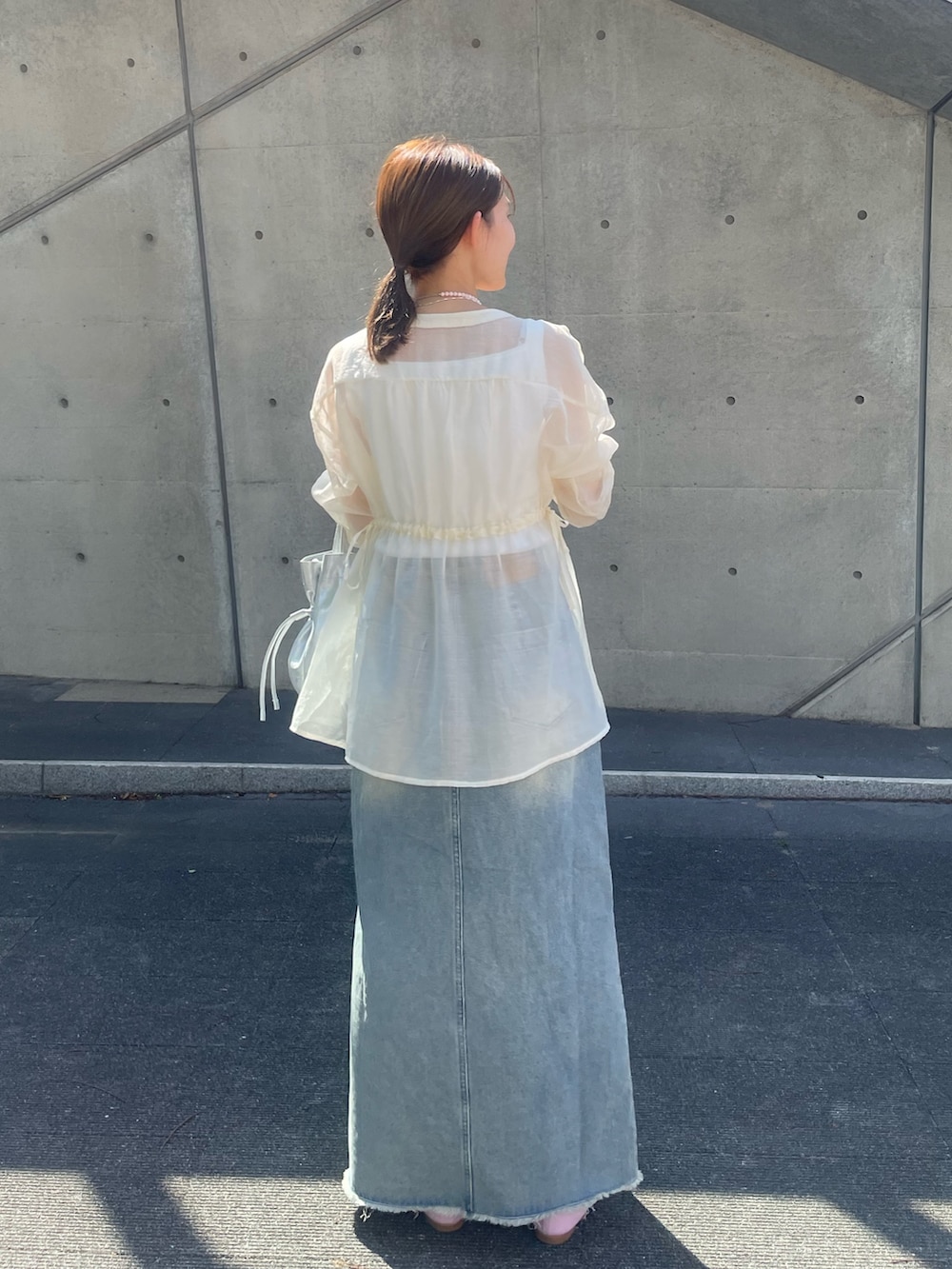 「春服コーデ、春、シアートップス、きれいめカジュアル、キレイめカジュアル、ブラウス、ぺプラムトップス、デニム、デニムコーデ、デニムスカート、シルバーバッグ、ショルダーバッグ、SHENERY、シアー、大人ガーリー」｜「SHENERYの《大人の透け感》シアーペプラムブラウス（シャツ/ブラウス、ホワイト系）」を使った、idate_159cmさん（骨格ナチュラル・レディース・159cm）の春コーディネートの2枚目の写真
