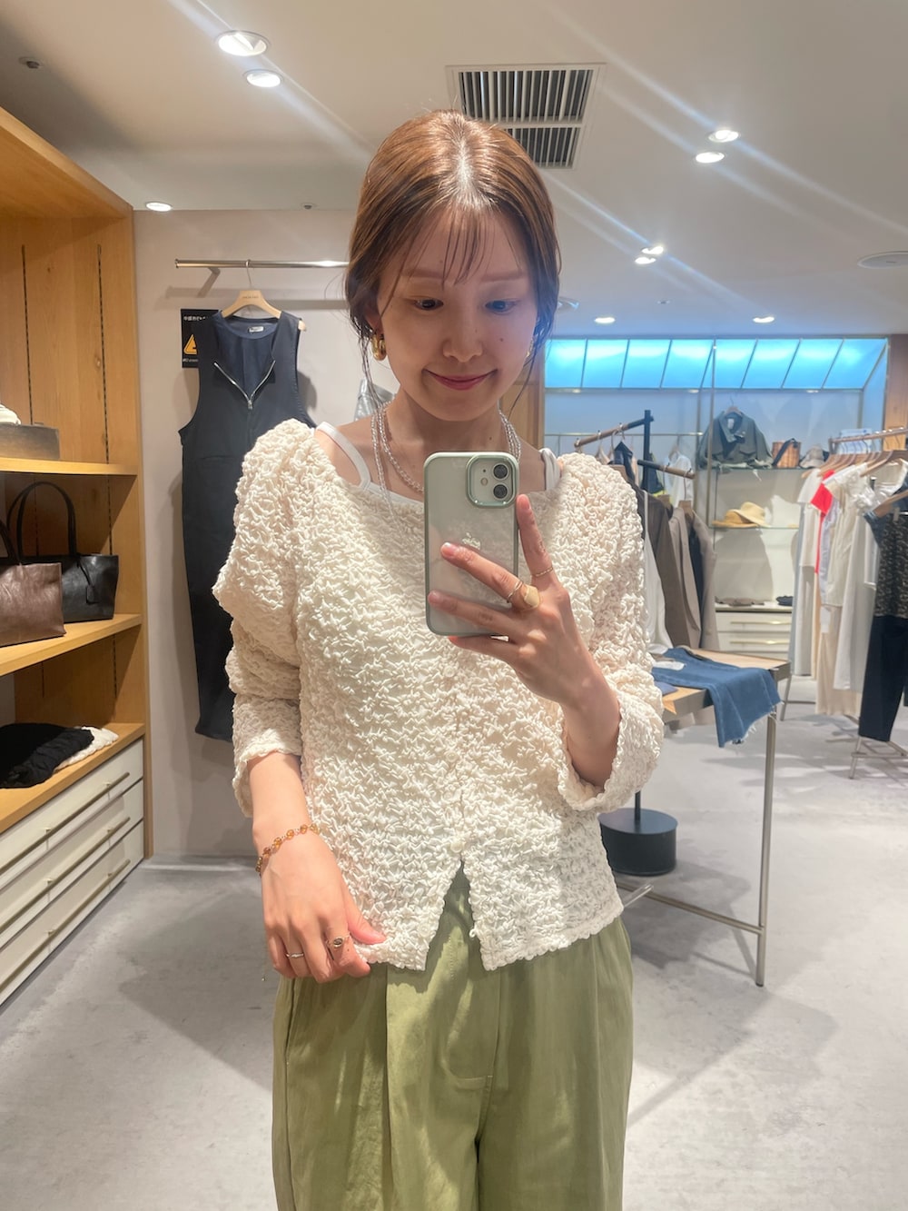 グリーン系のその他パンツ、ホワイト系のシャツ/ブラウス、ホワイト系のキャミソールを着用したレディースの秋コーディネートの2枚目の写真