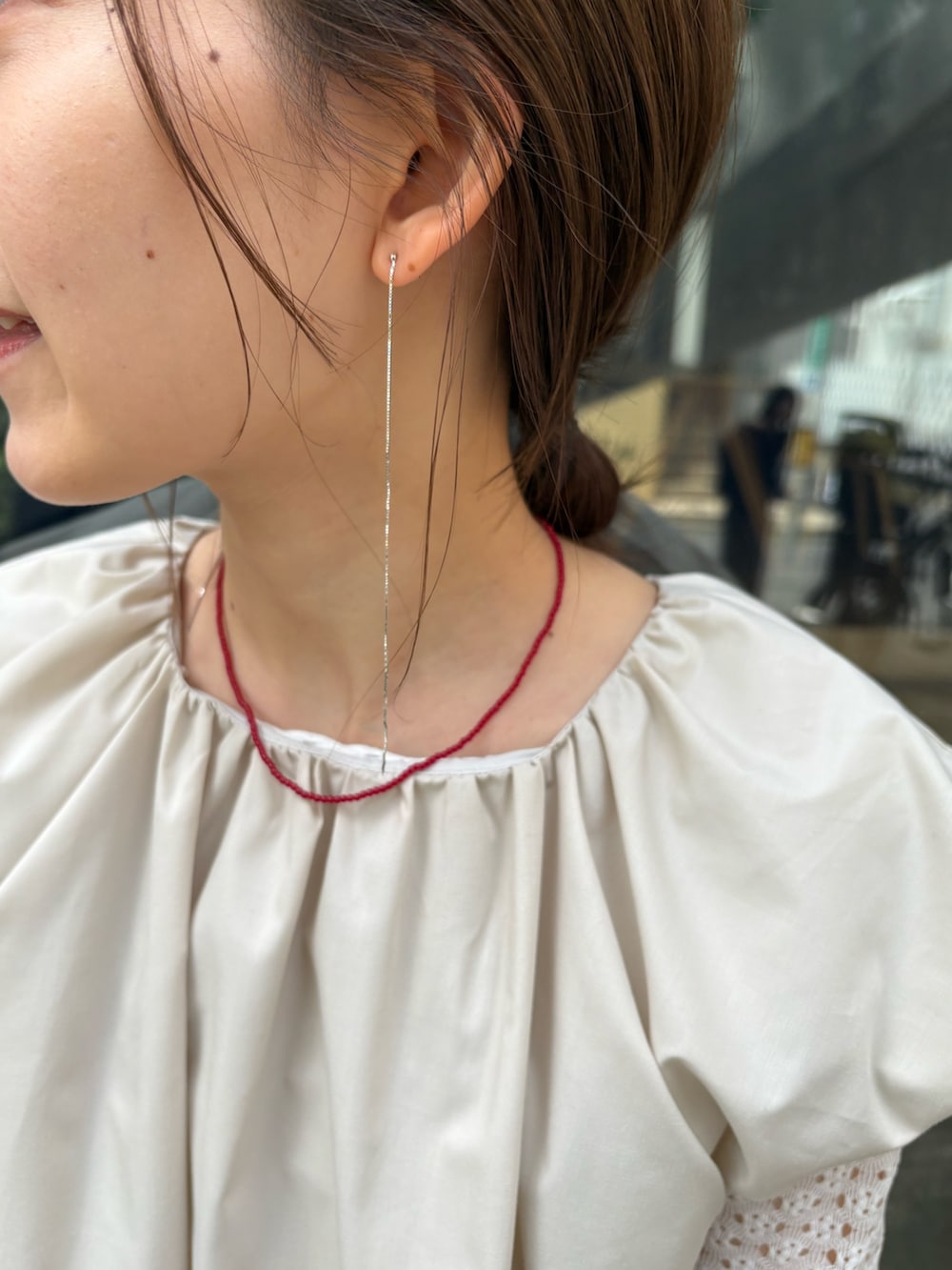 ホワイト系のTシャツ/カットソー、ホワイト系のシャツ/ブラウス、シルバー系のトートバッグを着用したレディースの春コーディネートの5枚目の写真