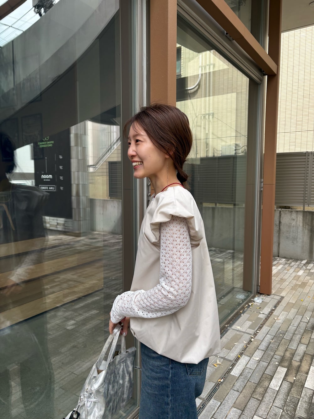 ホワイト系のTシャツ/カットソー、ホワイト系のシャツ/ブラウス、シルバー系のトートバッグを着用したレディースの春コーディネートの3枚目の写真