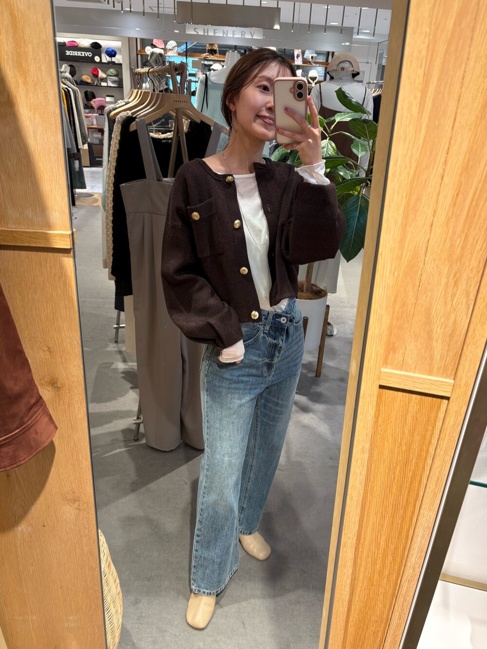 ホワイト系のTシャツ/カットソー、ブラウン系のカーディガン/ボレロ、ブルー系のデニムパンツを着用したレディースの秋コーディネートの2枚目の写真