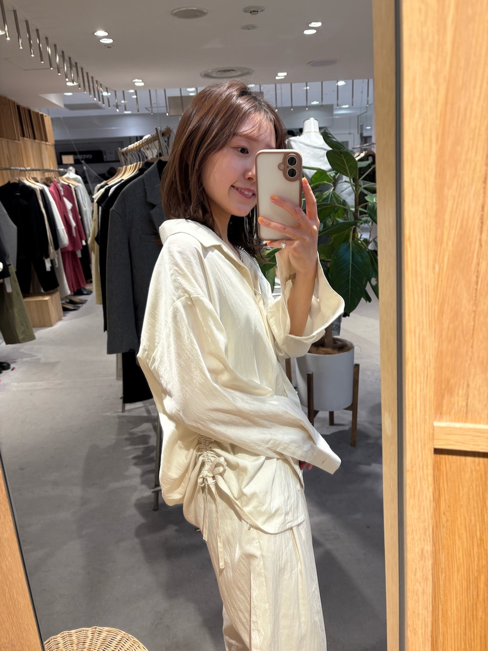 ホワイト系のシャツ/ブラウス、ホワイト系のその他パンツ、ホワイト系のストール/ショールを着用したレディースの春コーディネートの3枚目の写真