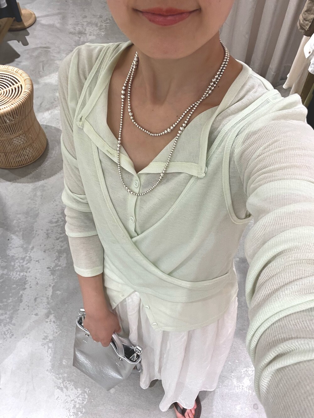 「レイヤードスタイル、淡色コーデ、きれいめカジュアル、スカート、ギャザースカート、夏コーデ、サンダル、トングサンダル、シルバーバッグ、バングル、楽チンコーデ、SHENERY、骨格ナチュラル、ミントグリーン」｜「SHENERYのニュアンスバングル（ブレスレット、ホワイト系）」を使った、idate_159cmさん（骨格ナチュラル・レディース・159cm）の夏コーディネートの3枚目の写真