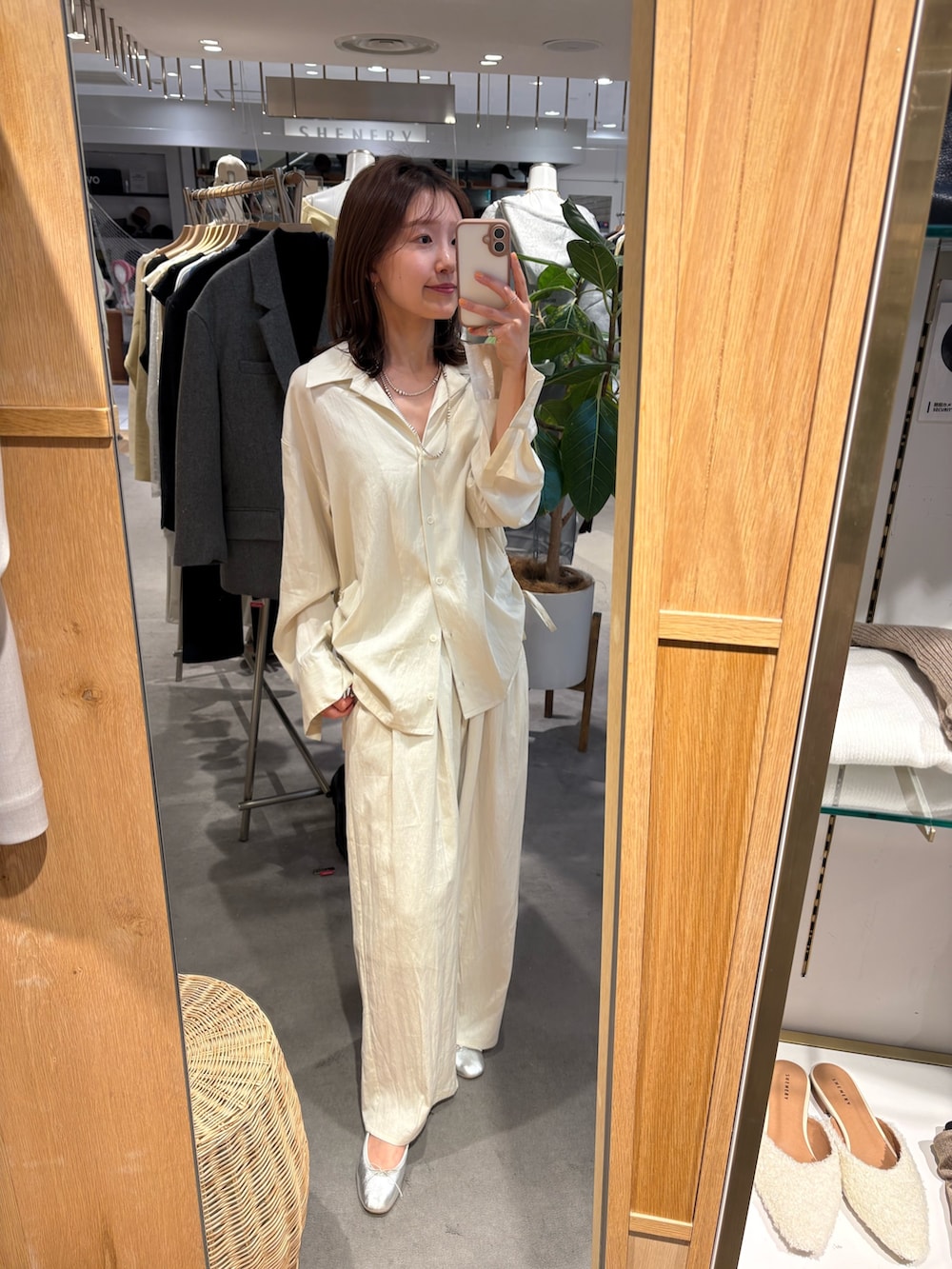 ホワイト系のシャツ/ブラウス、ホワイト系のその他パンツ、ホワイト系のストール/ショールを着用したレディースの春コーディネートの2枚目の写真