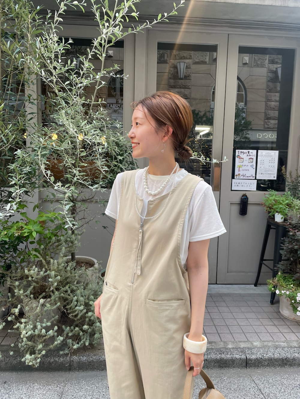 「サロペット、サロペットコーデ、オールインワン、白Tシャツ、半袖シャツ、シアートップス、ノースリーブ、お出かけコーデ、休日スタイル、きれいめカジュアル、夏服、ラクチンコーデ、大人カジュアルコーデ、着回しコーデ、SHENERY」｜「SHENERYの《2WAY仕様》ノースリーブオールインワン（サロペット/オーバーオール、ベージュ系）」を使った、idate_159cmさん（骨格ナチュラル・レディース・159cm）の夏コーディネートの3枚目の写真