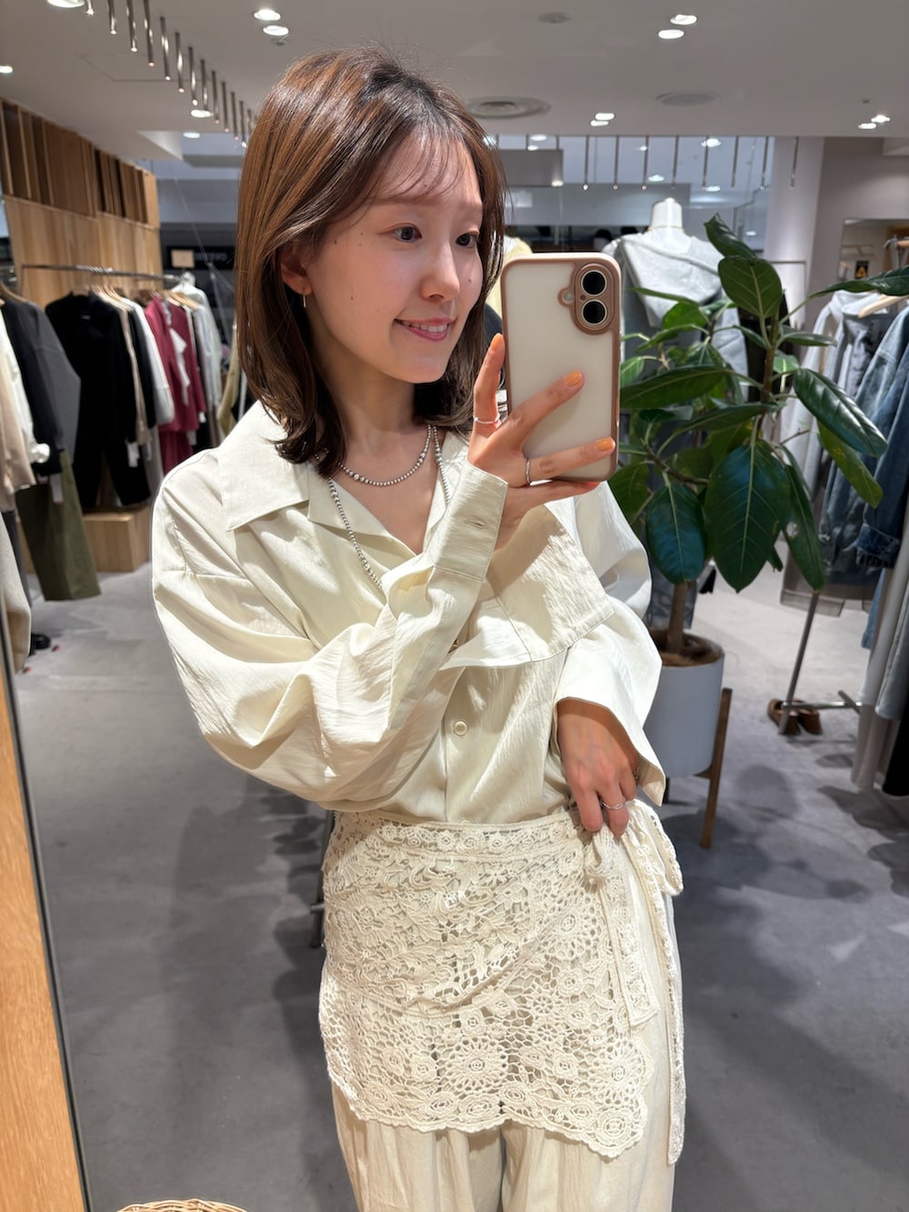 ホワイト系のシャツ/ブラウス、ホワイト系のその他パンツ、ホワイト系のストール/ショールを着用したレディースの春コーディネートの4枚目の写真