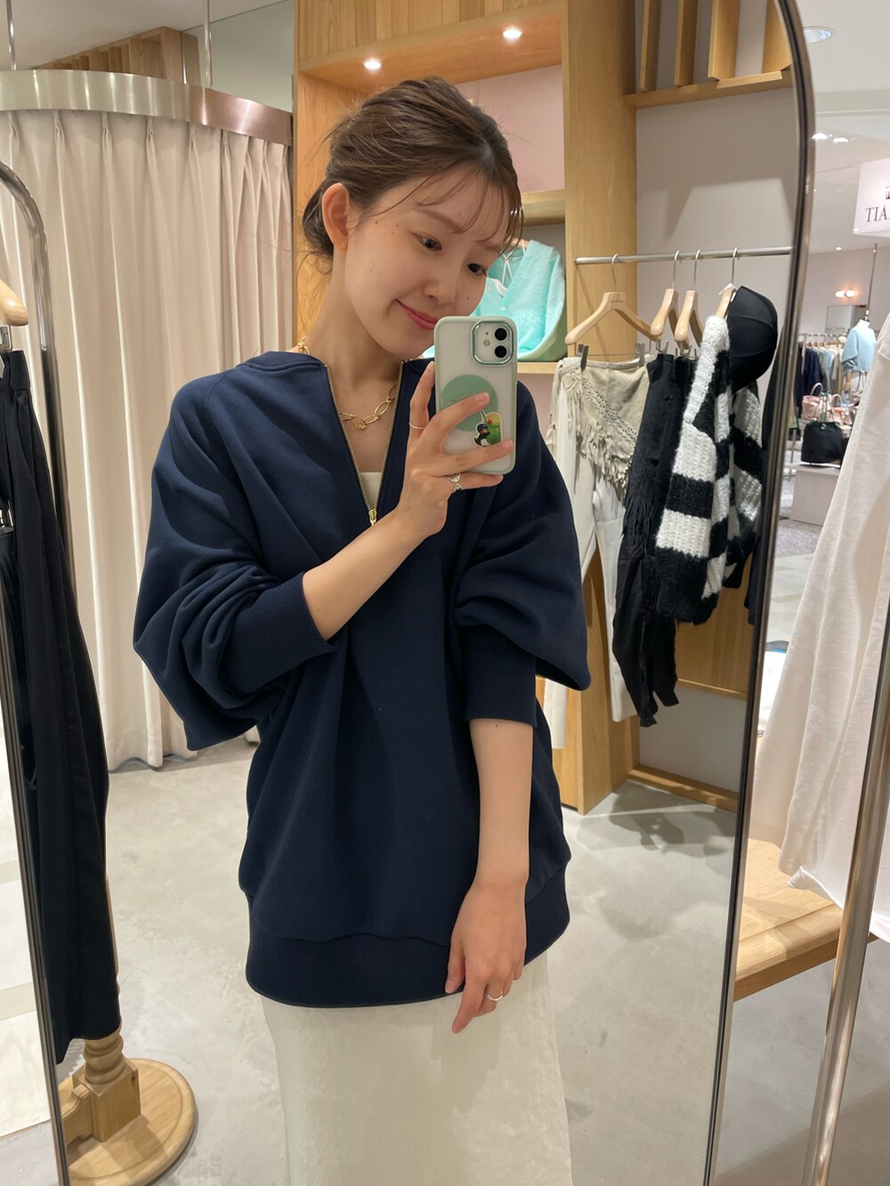 「着回しコーデ、大人かわいい、ootd、ロングスカート、スウェット、ハーフジップ、スカート、マーメイドスカート、サテンスカート、ミュール、SHENERY、春コーデ、骨格ナチュラル、おでかけコーデ、デートコーデ」｜「SHENERYの《新色追加生産！》《美シルエット》ヴィンテージサテンマーメイドスカート（スカート、ホワイト系）」を使った、idate_159cmさん（骨格ナチュラル・レディース・159cm）の春コーディネートの2枚目の写真