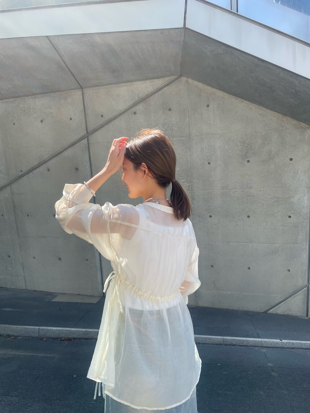 「春服コーデ、春、シアートップス、きれいめカジュアル、キレイめカジュアル、ブラウス、ぺプラムトップス、デニム、デニムコーデ、デニムスカート、シルバーバッグ、ショルダーバッグ、SHENERY、シアー、大人ガーリー」｜「SHENERYの《大人の透け感》シアーペプラムブラウス（シャツ/ブラウス、ホワイト系）」を使った、idate_159cmさん（骨格ナチュラル・レディース・159cm）の春コーディネートの4枚目の写真