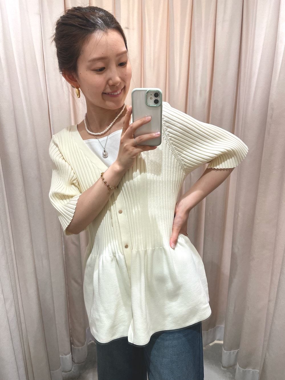 「サンダル、淡色コーデ、きれいめカジュアル、デニム、デニムパンツ、バギーパンツ、ぺプラムトップス、体型カバー、大人かわいい、夏コーデ、夏、羽織り、カーディガン、SHENERY、骨格ナチュラル」｜「SHENERYの《インフルエンサー＠komorin_コラボ》2WAYペプラムニット（ニット/セーター、ホワイト系）」を使った、idate_159cmさん（骨格ナチュラル・レディース・159cm）の夏コーディネートの2枚目の写真