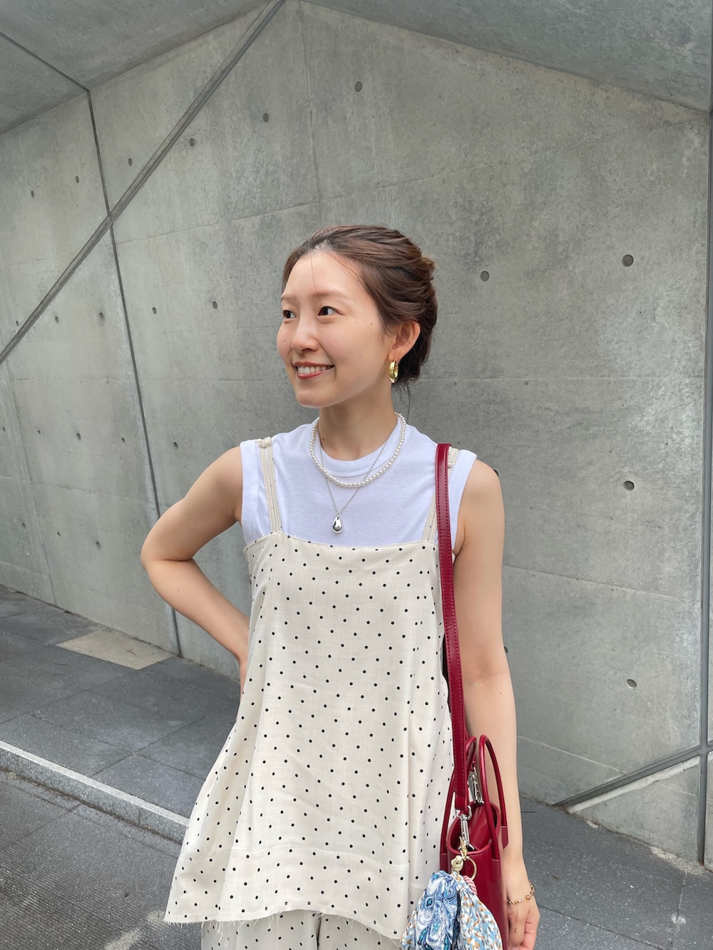 「ショルダーバッグ、ミニバッグ、赤、サンダル、休日スタイル、お出かけコーデ、ラクチンコーデ、夏服、夏、大人コーデ、大人可愛い、サロペット、ドット、きれいめカジュアル、SHENERY」｜「SHENERYの《リラックスムード》ダブルストラップドットサロペット（サロペット/オーバーオール、ホワイト系）」を使った、idate_159cmさん（骨格ナチュラル・レディース・159cm）の春コーディネートの3枚目の写真