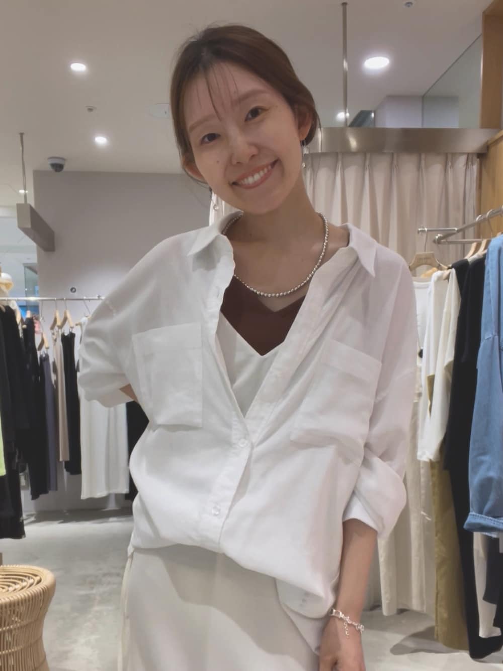 「白シャツ、リネン、リネンシャツ、お出かけコーデ、バレエシューズ、ワンピース、白ワンピース、キャミワンピ、大人ガーリー、大人かわいい、淡色コーデ、SHENERY、骨格ナチュラル、マーメイドスカート、羽織り」｜「SHENERYの【一枚でも羽織でも活躍！】リネンワイドシャツ（シャツ/ブラウス、ホワイト系）」を使った、idate_159cmさん（骨格ナチュラル・レディース・159cm）の春コーディネートの2枚目の写真