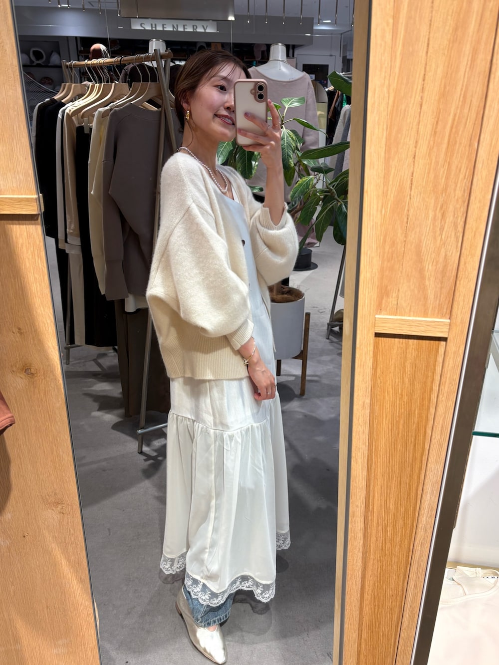 ホワイト系のカーディガン/ボレロ、ホワイト系のワンピース、ホワイト系のキャミソールを着用したレディースの秋コーディネートの3枚目の写真