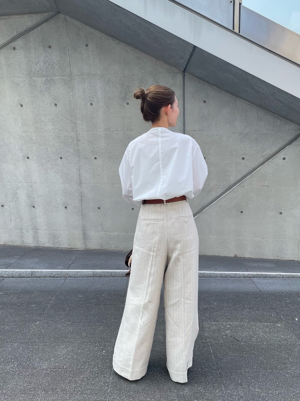 ベージュ系のその他パンツ、ホワイト系のシャツ/ブラウス、ピンク系のパンプスを着用したレディースの春コーディネートの2枚目の写真