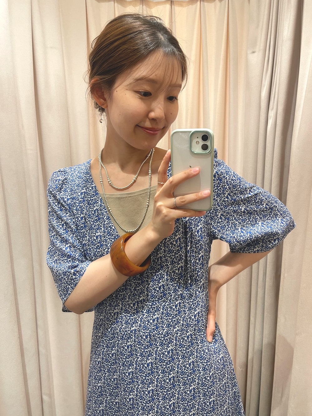 「サンダル、デートコーデ、ワンピース、柄ワンピース、ブルー、花柄、花柄ワンピース、きれいめカジュアル、夏コーデ、ショルダーバッグ、シルバーバッグ、楽チンコーデ、大人コーデ、大人かわいい、SHENERY」｜「SHENERYのニュアンスバングル（ブレスレット、ブラウン系）」を使った、idate_159cmさん（骨格ナチュラル・レディース・159cm）の夏コーディネートの3枚目の写真