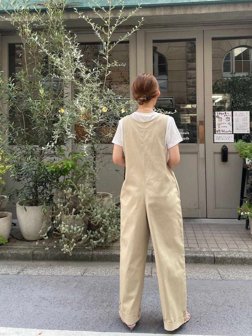 「サロペット、サロペットコーデ、オールインワン、白Tシャツ、半袖シャツ、シアートップス、ノースリーブ、お出かけコーデ、休日スタイル、きれいめカジュアル、夏服、ラクチンコーデ、大人カジュアルコーデ、着回しコーデ、SHENERY」｜「SHENERYの《2WAY仕様》ノースリーブオールインワン（サロペット/オーバーオール、ベージュ系）」を使った、idate_159cmさん（骨格ナチュラル・レディース・159cm）の夏コーディネートの2枚目の写真