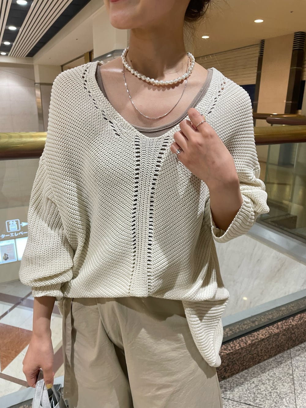 「シーナリー、SHENERY、春、春コーデ、春服、ニット、ワントーンコーデ、ベージュ、チノパン、お団子ヘアー、オトナカジュアル、シンプルスタイル、ラクチンコーデ、お出かけコーデ、ゆるコーデ」｜「SHENERYのラップチノパンツ（その他パンツ、ベージュ系）」を使った、idate_159cmさん（骨格ナチュラル・レディース・159cm）の冬コーディネートの3枚目の写真