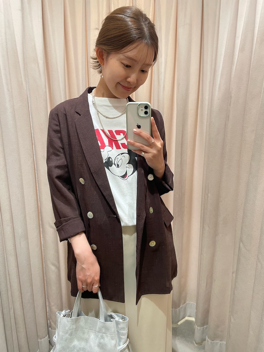 ホワイト系のTシャツ/カットソー、ブラウン系のテーラードジャケット、シルバー系のトートバッグを着用したレディースの夏コーディネートの2枚目の写真