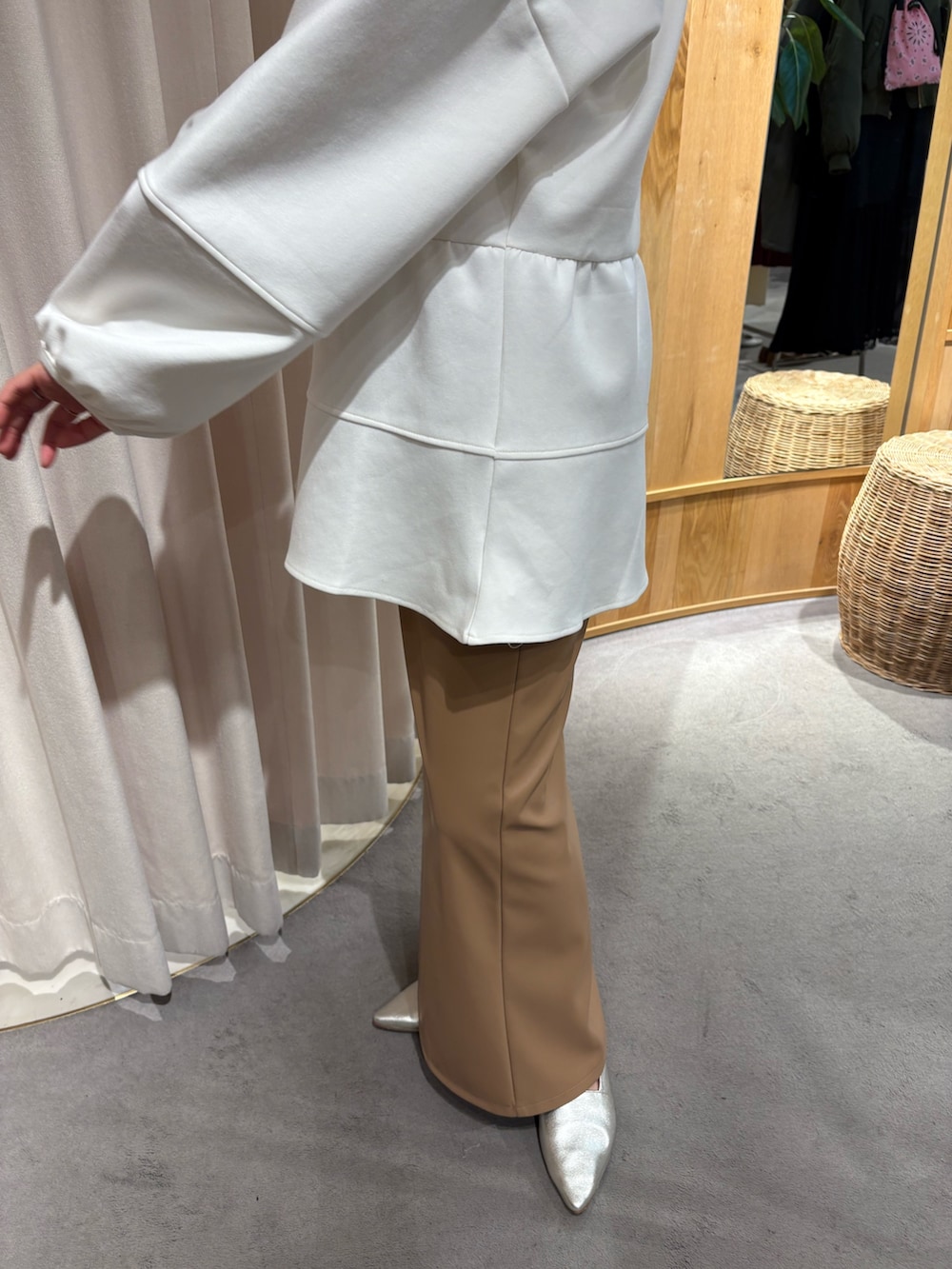 ホワイト系のスウェット、イエロー系のスカート、ゴールド系のスリッポンを着用したレディースの冬コーディネートの5枚目の写真