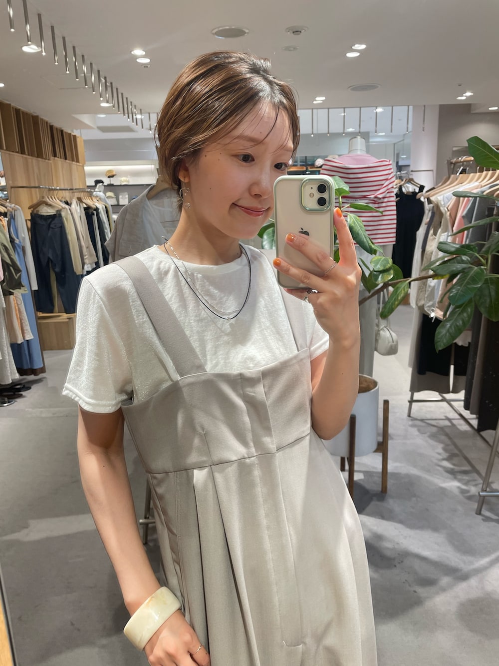 グレー系のサロペット/オーバーオール、ホワイト系のTシャツ/カットソー、ホワイト系のその他シューズを着用したレディースの夏コーディネートの2枚目の写真