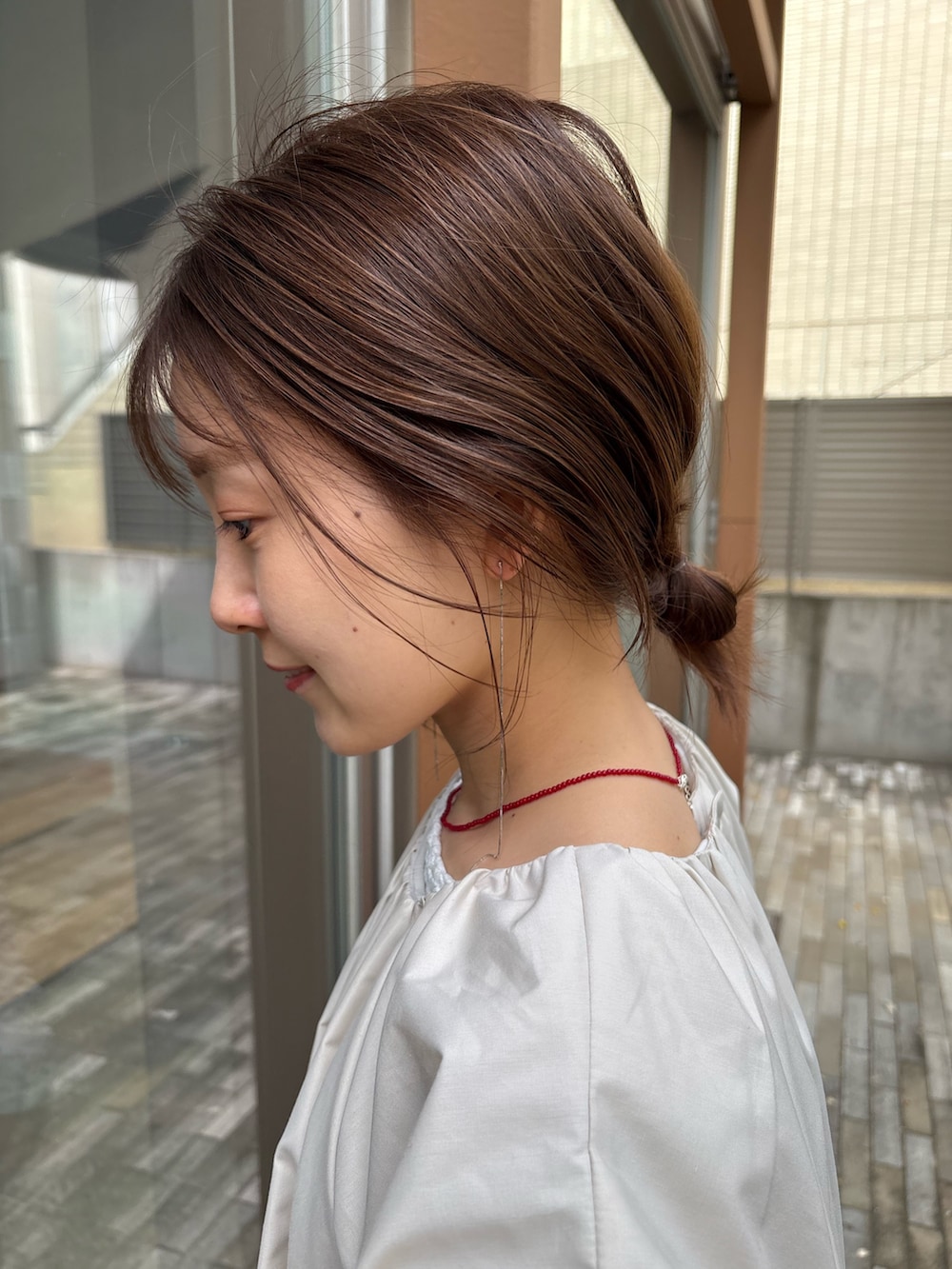 ホワイト系のTシャツ/カットソー、ホワイト系のシャツ/ブラウス、シルバー系のトートバッグを着用したレディースの春コーディネートの4枚目の写真