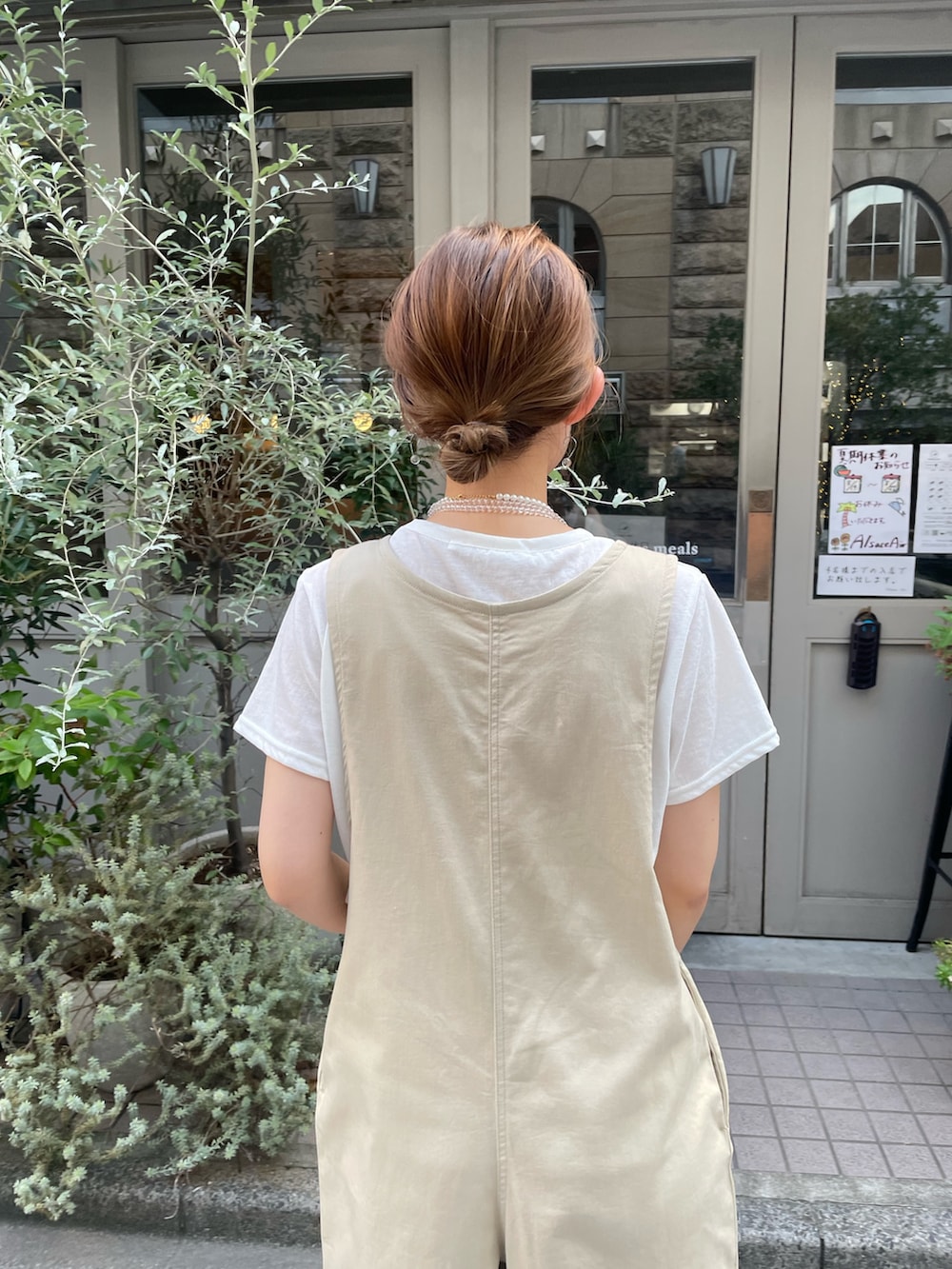 「サロペット、サロペットコーデ、オールインワン、白Tシャツ、半袖シャツ、シアートップス、ノースリーブ、お出かけコーデ、休日スタイル、きれいめカジュアル、夏服、ラクチンコーデ、大人カジュアルコーデ、着回しコーデ、SHENERY」｜「SHENERYの《2WAY仕様》ノースリーブオールインワン（サロペット/オーバーオール、ベージュ系）」を使った、idate_159cmさん（骨格ナチュラル・レディース・159cm）の夏コーディネートの4枚目の写真