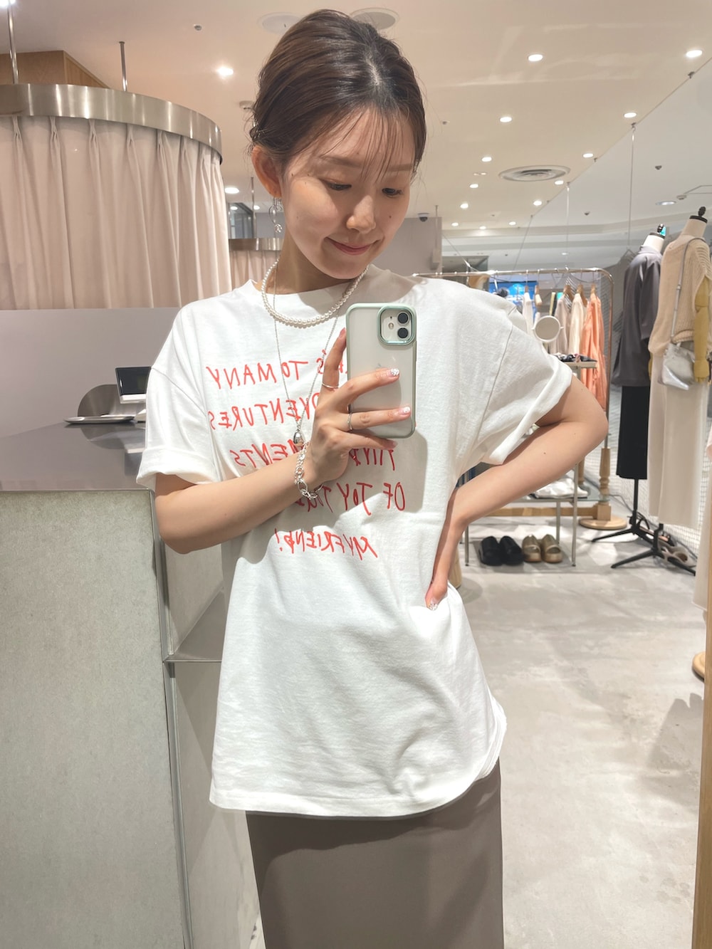 「サンダル、白Tシャツ、ロゴ、ロゴT、楽チンコーデ、夏、きれいめカジュアル、大人カジュアル、タイトスカート、夏コーデ、夏服、SHENERY、骨格ナチュラル、シルバーアクセサリー、パールネックレス」｜「SHENERYの《コーデのアクセントに》rakugaki ロゴTee（Tシャツ/カットソー、ホワイト系）」を使った、idate_159cmさん（骨格ナチュラル・レディース・159cm）の春コーディネートの2枚目の写真